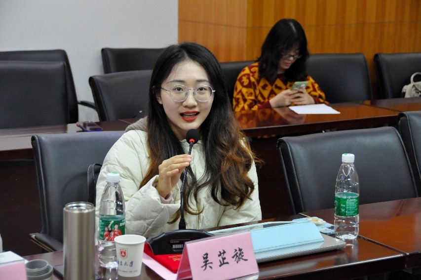 图片包含 桌子, 室内, 人, 女人  描述已自动生成